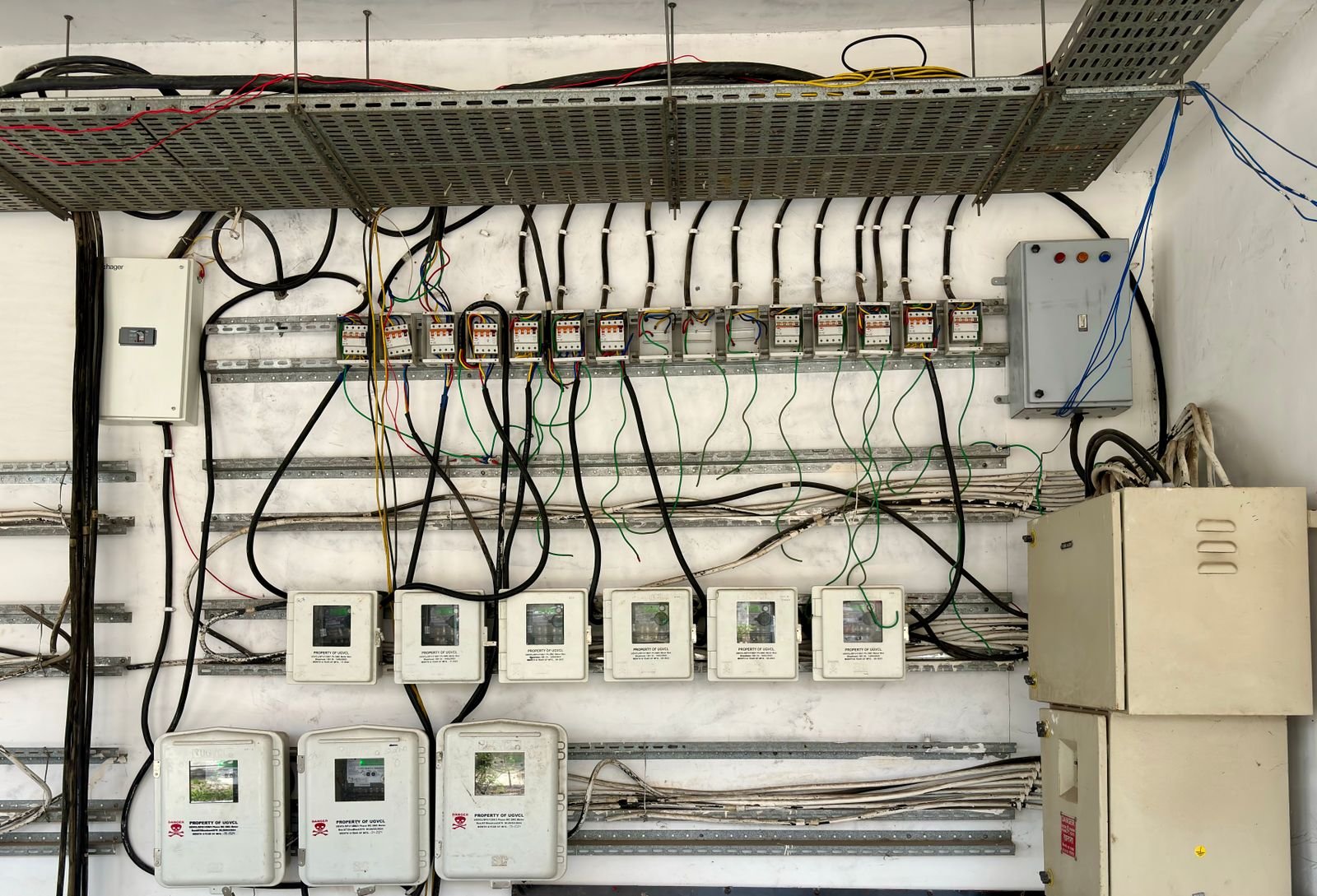 Painel elétrico industrial com fiação e chaves para avaliação de arco elétrico